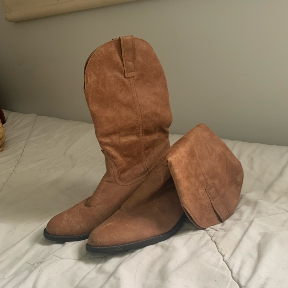 NEW Women’s brown cowgirl boots.
